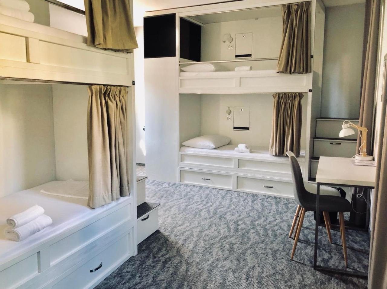 Posto Letto in Dormitorio Femminile con 6 Letti